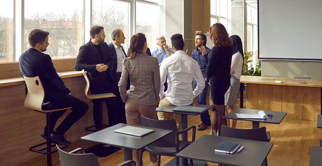 Gros plan macro de mains en train d'assembler ensemble des pièces de puzzle sur une surface de travail moderne et épurée avec flou artistique en arrière-plan